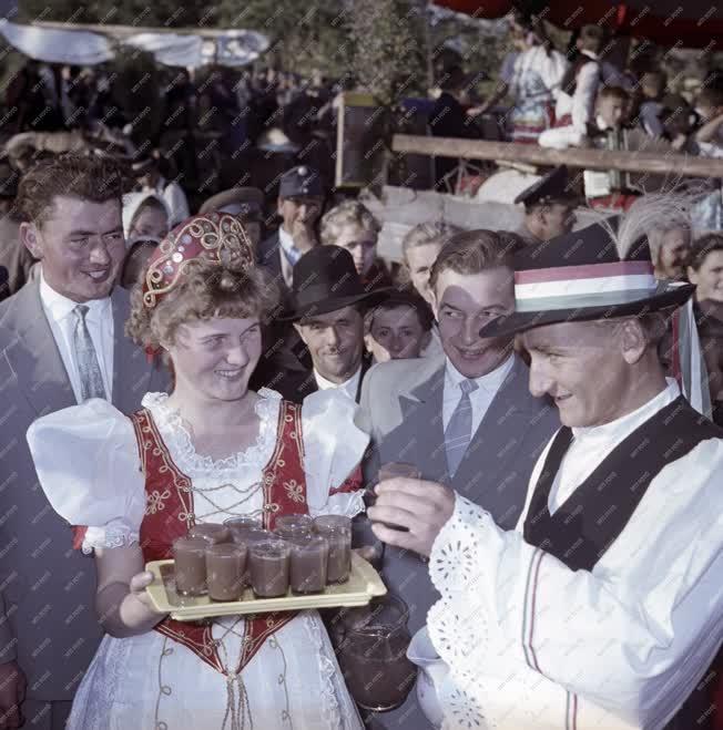 Néphagyomány - Ünnep - Szüreti felvonulás Tápiószentmártonban