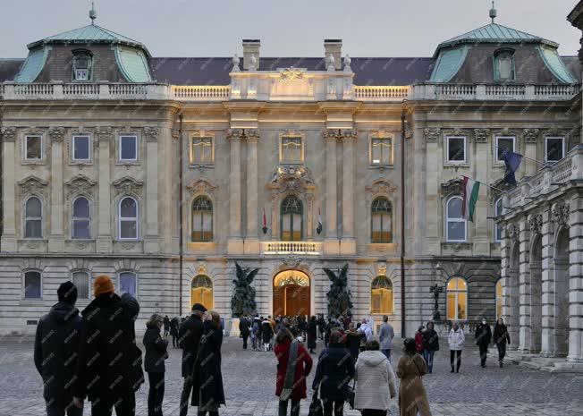 Városkép - Budapest - Turisták a Budai Várban