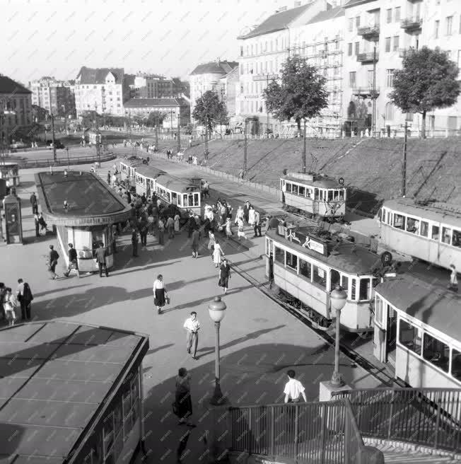 Közlekedés - Budapesti utcaképek