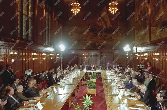 Belpolitika - Pártok csúcstalálkozója a Parlamentben