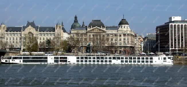 Idegenforgalom - Budapest - Külföldi hotelhajó a Széchenyi térnél