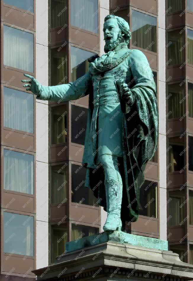 Köztéri szobor - Budapest -  Eötvös József 