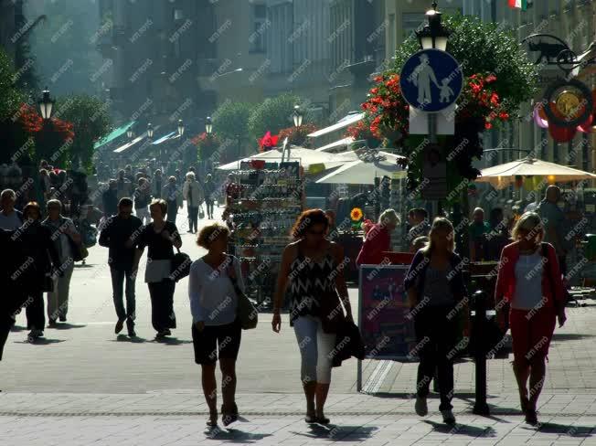 Idegenforgalom - Budapest - Turisták a Váci utcában