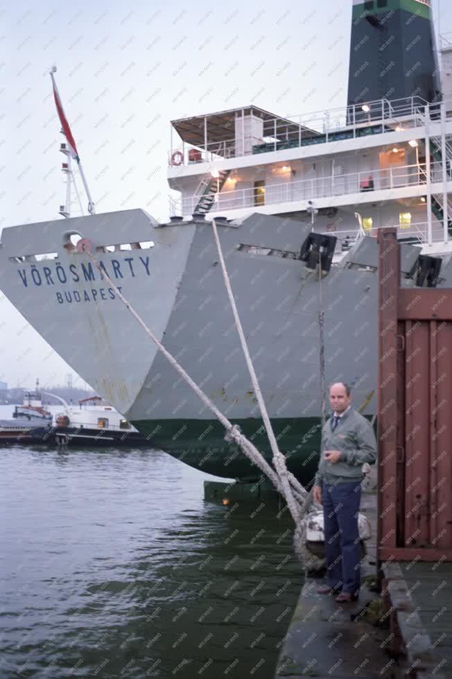 Hajózás - A MAHART legnagyobb hajója Amszterdamban