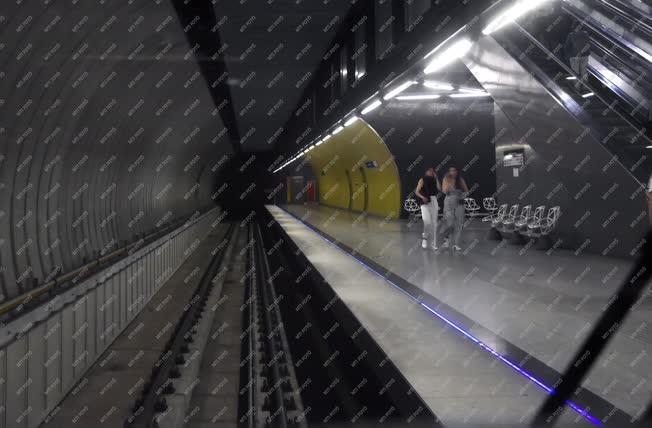 Közlekedés - M4-es metró - Fővám tér állomás