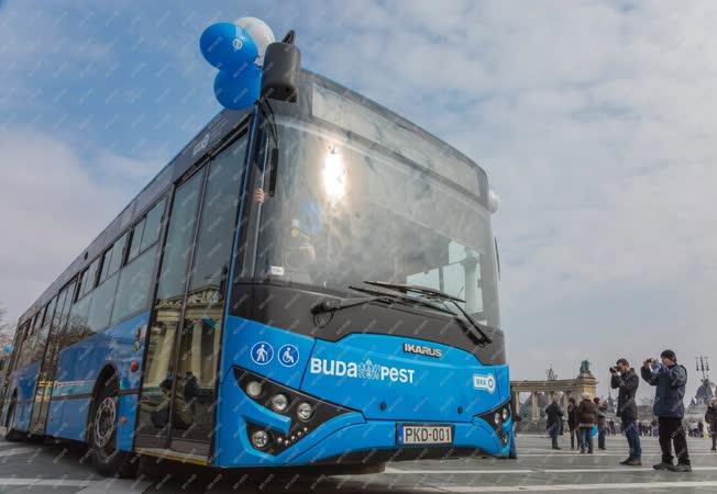Közlekedés - Budapest - Buszkiállítás a Hősök terén