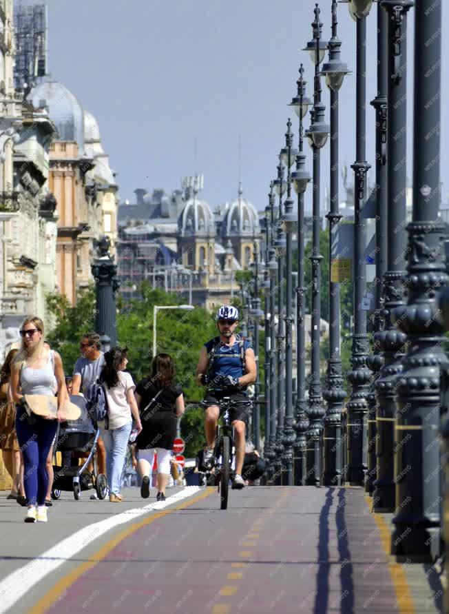 Egészségmegőrzés - Budapest - Kerékpáros a Margit hídon