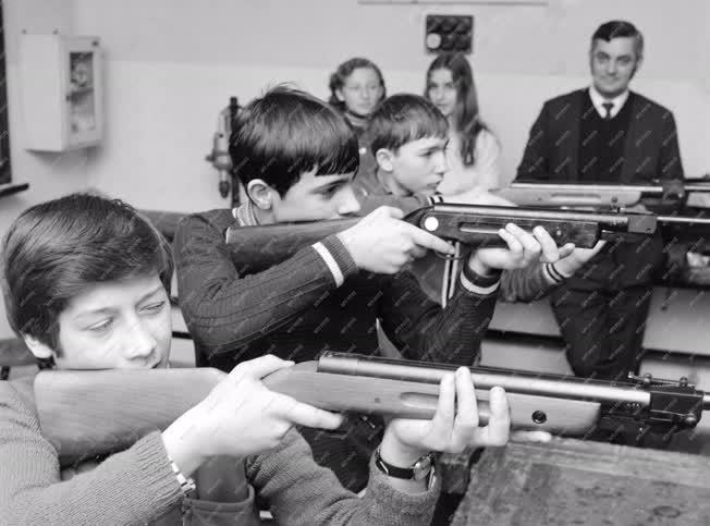 Oktatás - Sport - Honvédelmi nevelés a lövész szakkörben