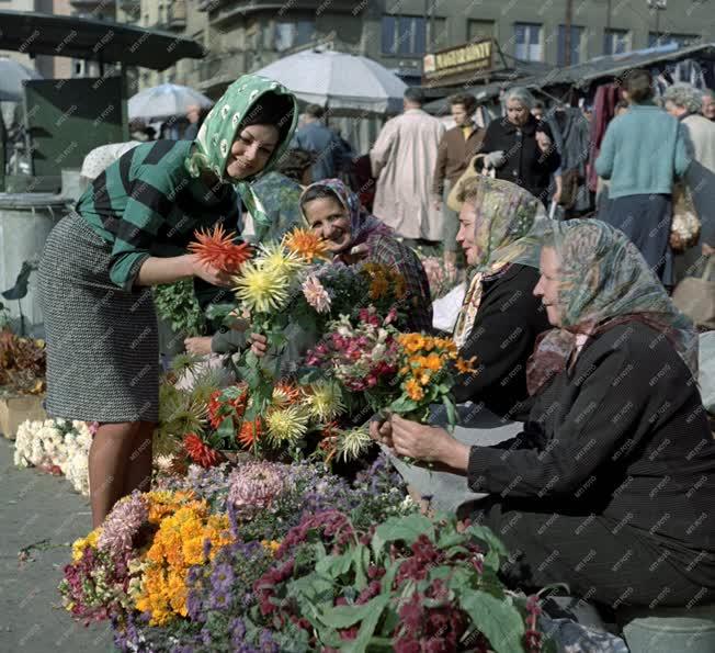 Kereskedelem - Életkép - Virág vásárlás a Fény utcai piacon