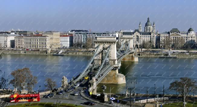 Városkép - Budapest - A Lánchíd és környéke járműforgalommal