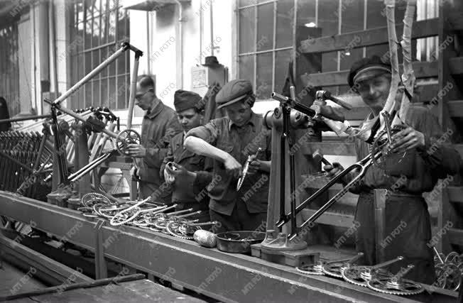 Ipar - Járműgyártás - Dolgozók a Csepeli kerékpárgyárban