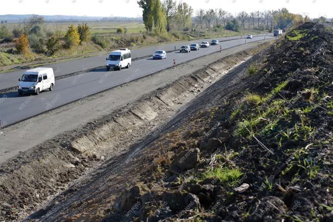 Közlekedés - Forgalom a 21.sz. főút felújítás alatt álló szakaszán