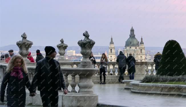 Városkép - Budapest - Turisták a Budai Várban