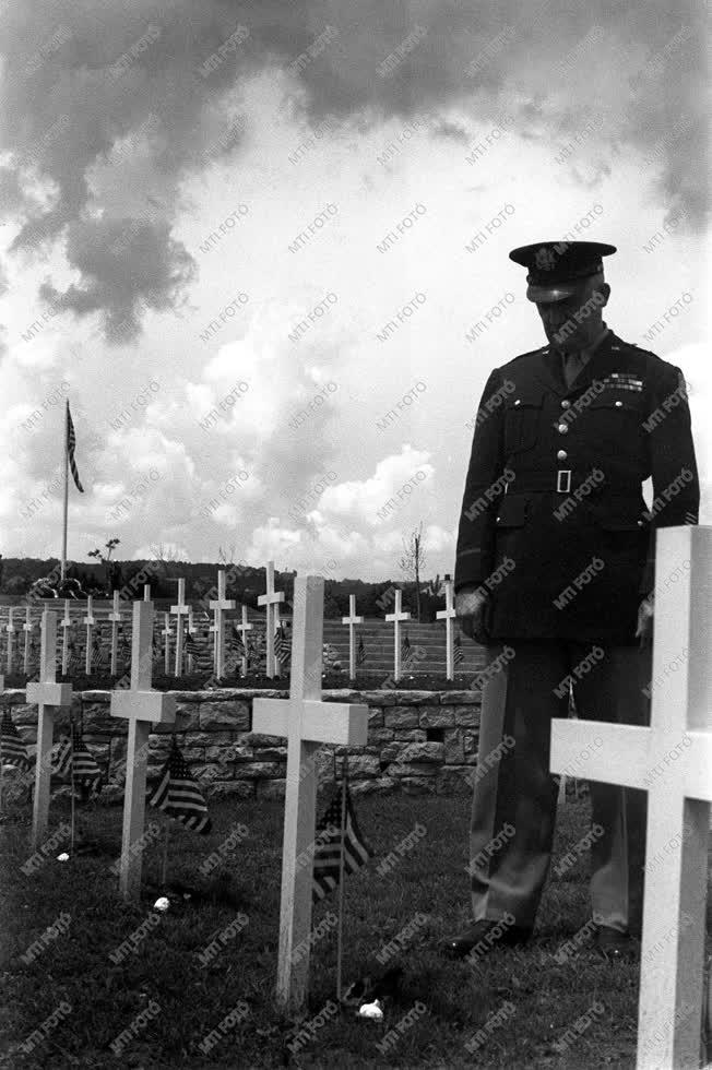 Ünnepség - Amerikai háborús hősök emléknapja a katonai temetőben