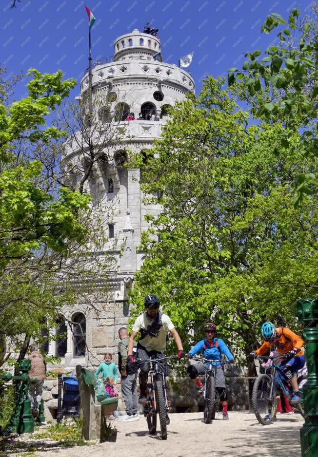 Sport - Budapest - Hegyi kerékpárosok a János-hegyen