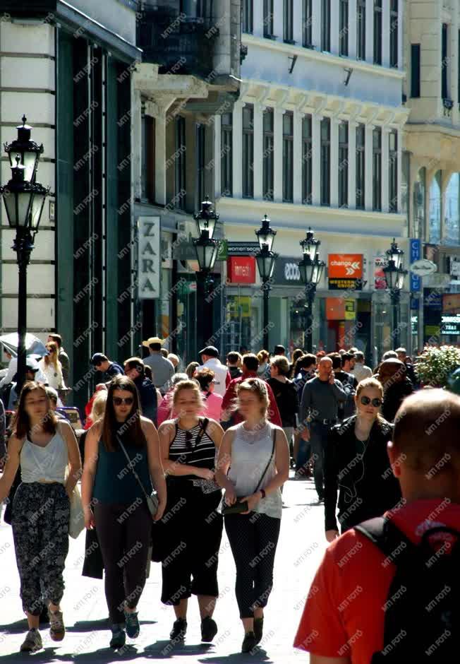 Turizmus - Budapest -  Külföldi látogatók a Váci utcában