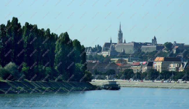 Városkép - Budapest - A budai Vár látványa a Dunáról