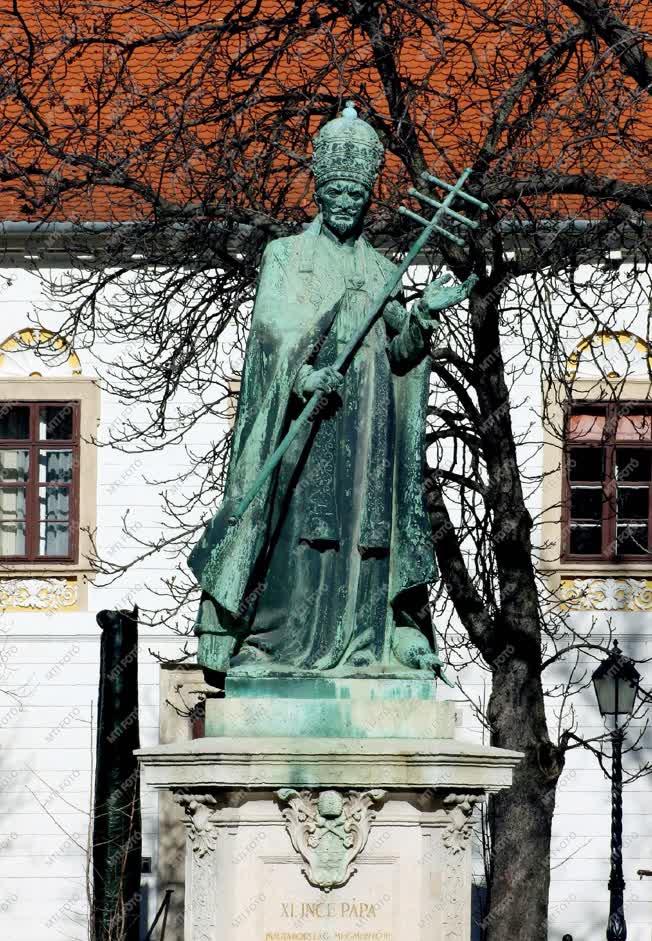 Köztéri szobor - Budapest - XI. Ince pápa emlékműve a Budai Várban