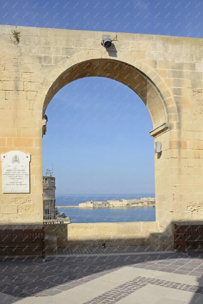 Épület - Valletta - Kilátás a Ricasoli erődre