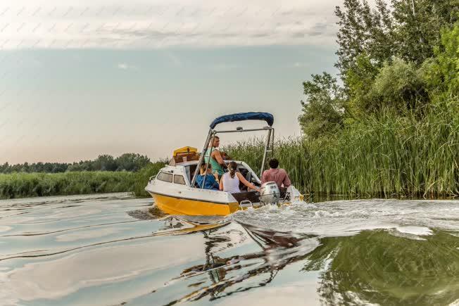 Természet - Poroszló - Turisták a Tisza-tavon