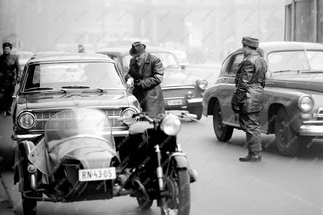 Városkép-életkép - Közlekedés - Önkéntes rendőr munkában