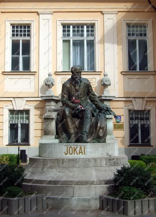 Köztéri szobor - Révkomárom - Jókai Mór a Kultúrpalota udvarán