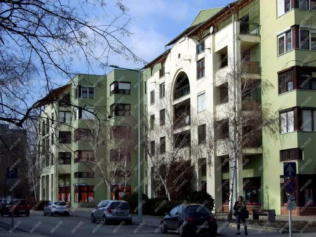 Városkép - Cegléd - Modern lakóépületek sora a belvárosban