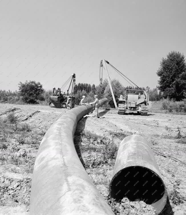 Ipar - Szerelik a Barátság II. olajvezetéket a Tisza árterületén