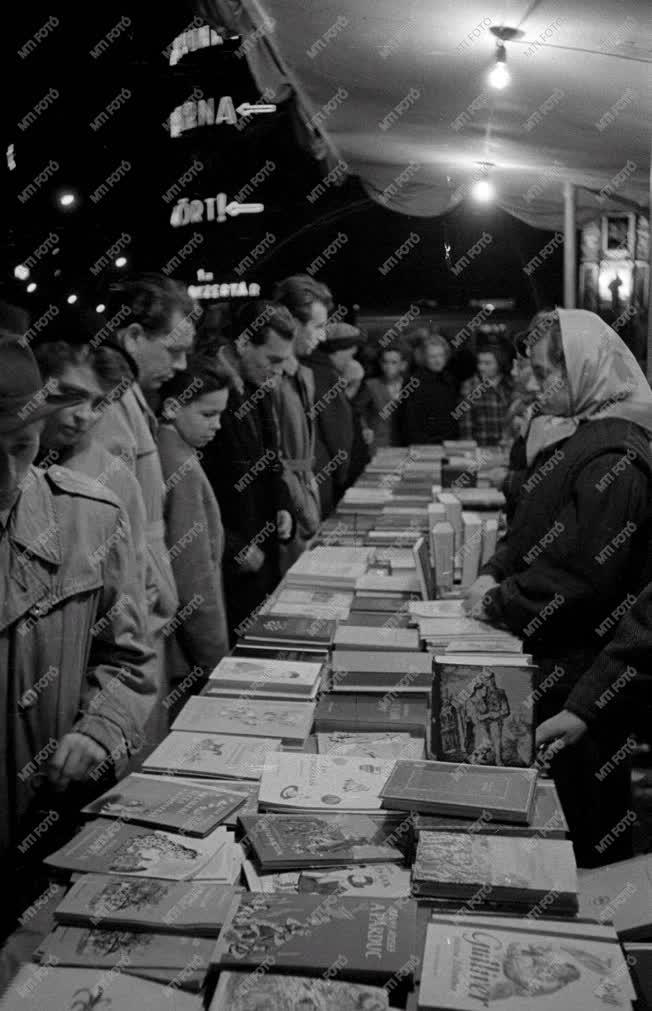 Kultúra - Esti könyvvásárlás az ünnepi könyvhéten