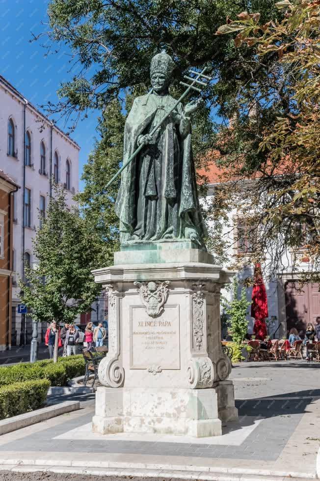 Köztéri szobor - Budapest - XI. Ince pápa 