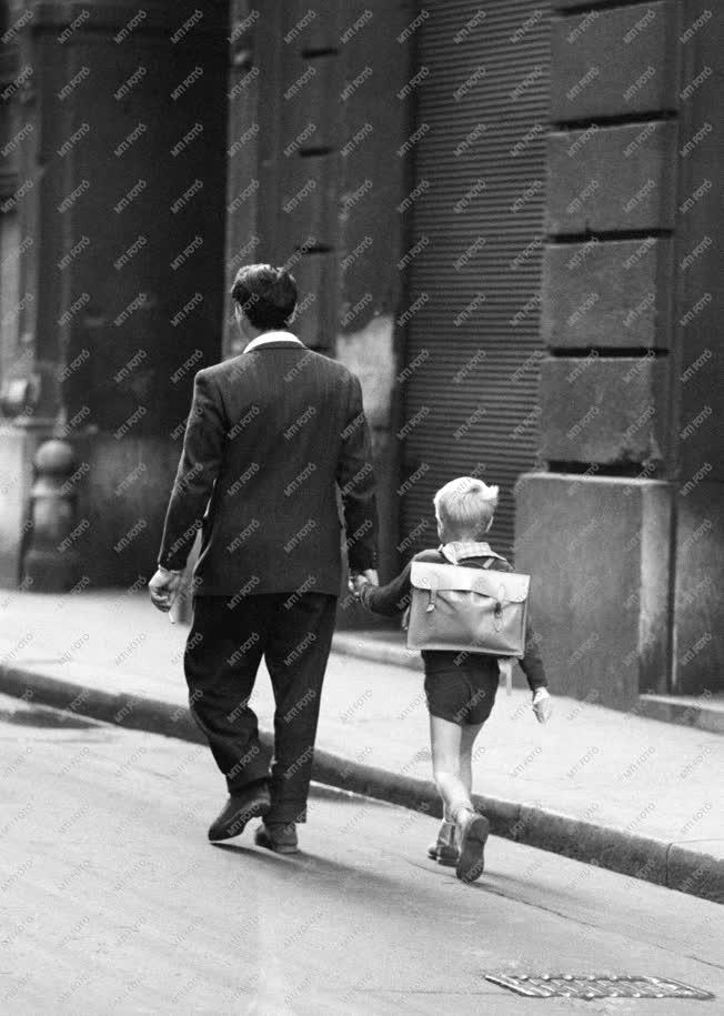 Tanuló - Egy diák hazafelé sétál az apukájával