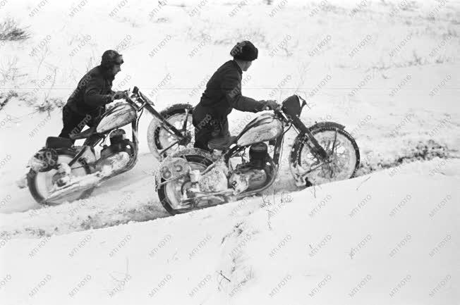 Életkép - Időjárás - Férfiak tolják a motorjukat a hóban
