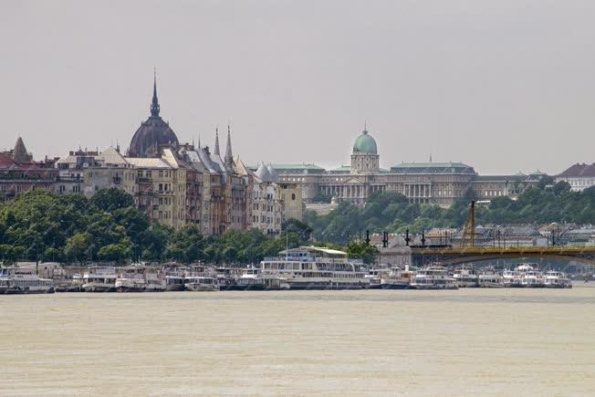 Városkép - Budapest - Hajók a Dunán