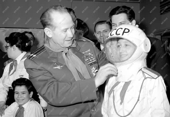 Külkapcsolat - Leonov szovjet űrhajós Magyarországon
