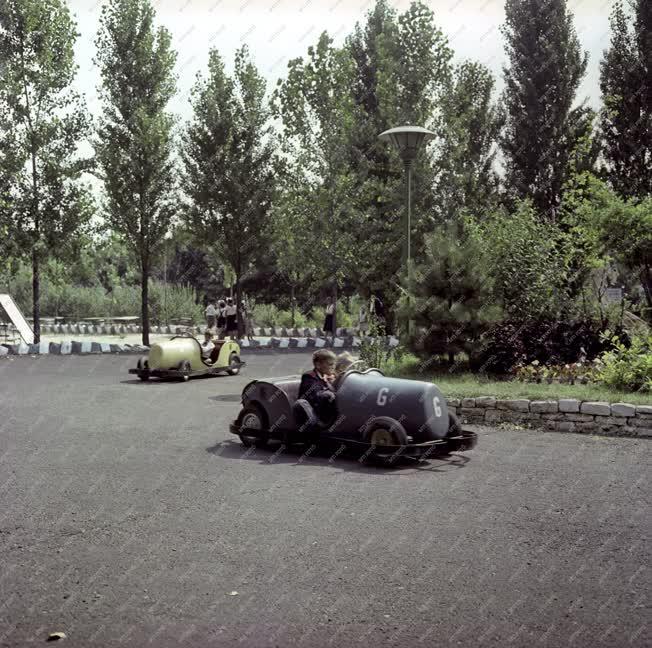 Szórakozás - Sztálinvárosi Vidám Park   
