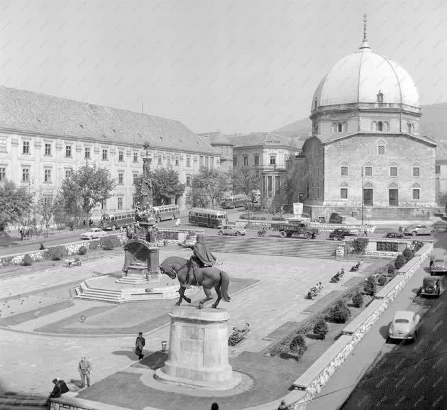 Városkép-életkép - A pécsi Széchenyi tér