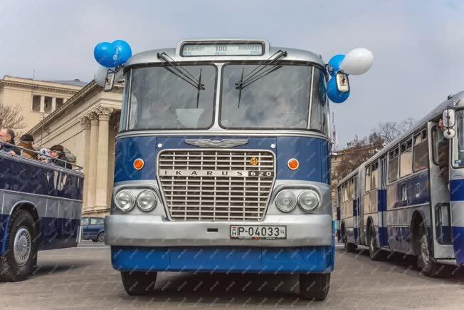 Közlekedés - Budapest - Buszkiállítás a Hősök terén