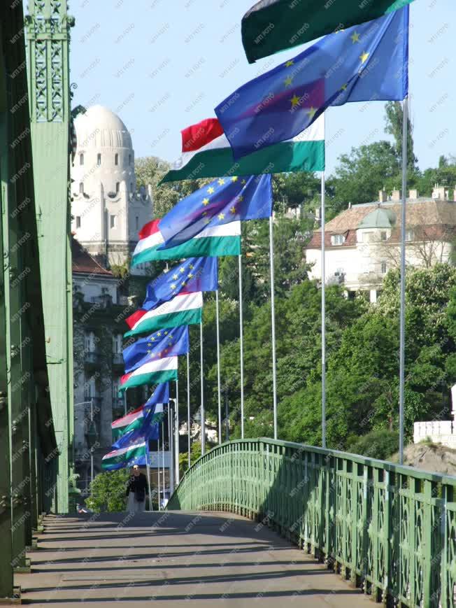 Budapest - Zászlódíszben a Szabadság-híd