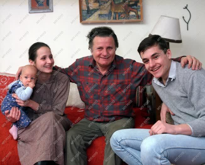 Belpolitika - Személy - Für Lajos családjával