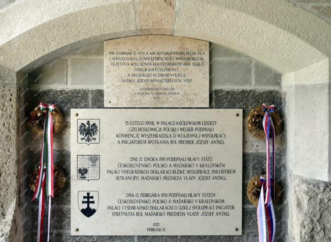 Kultúra - Külkapcsolat - Emléktábla a Visegrádi Királyi Palotában