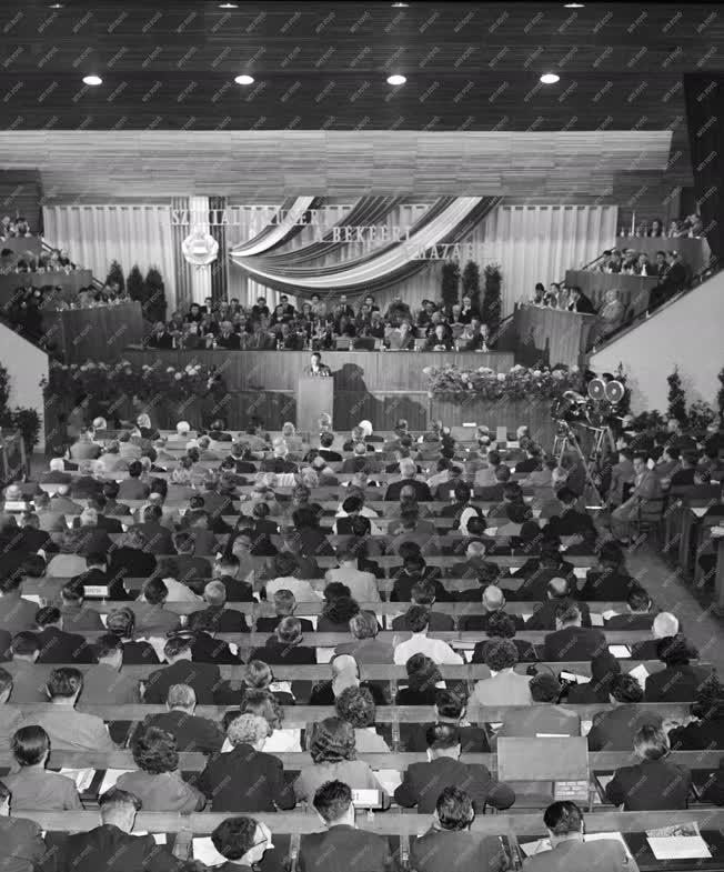 Belpolitika - A Hazafias Népfront II. kongresszusa