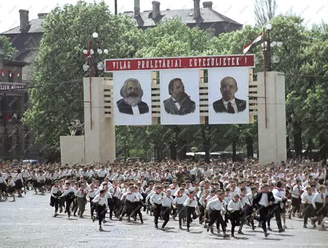 Ünnep - Május elsejei felvonulás a fővárosban
