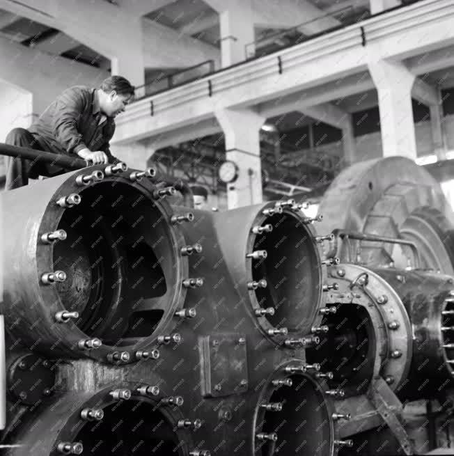 Ipar - Nagyjavítás a Borsodi Vegyikombinátban