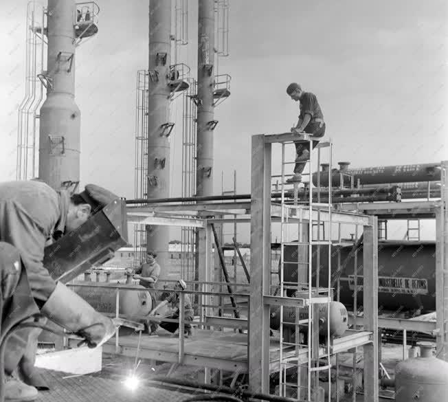 Energia - A Nagyalföldi Kőolaj- és Földgáztermelő Vállalat Hajdúszoboszlói Üzemének építkezése