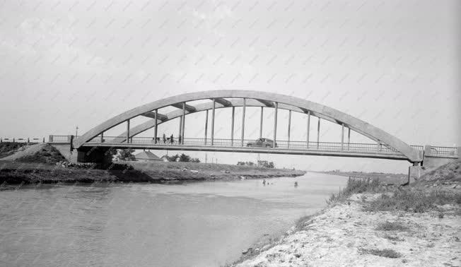 Közlekedés - Híd a Nyugati Főcsatornán