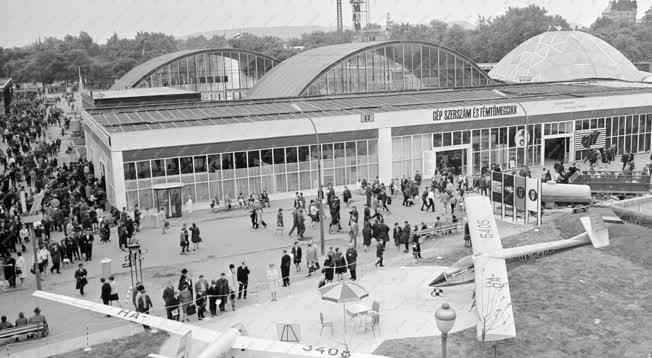 Városkép-életkép - Kiállítás - A BNV ipari pavilonja