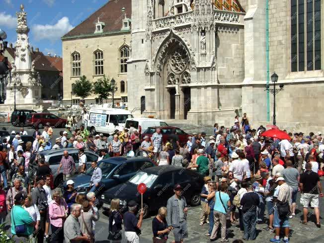 Idegenforgalom - Budapest - Turisták a Szentháromság téren