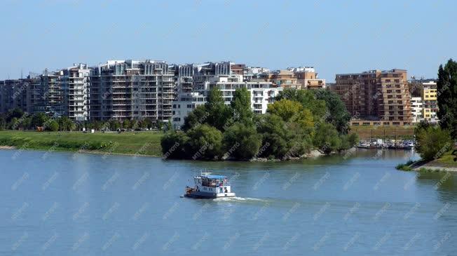 Városkép - Budapest - A Marina Part távlati képe a Dunával