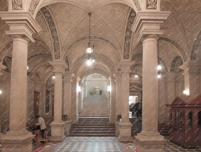 Középület - Budapest - Az Egyetemi Könyvtár főbejárata