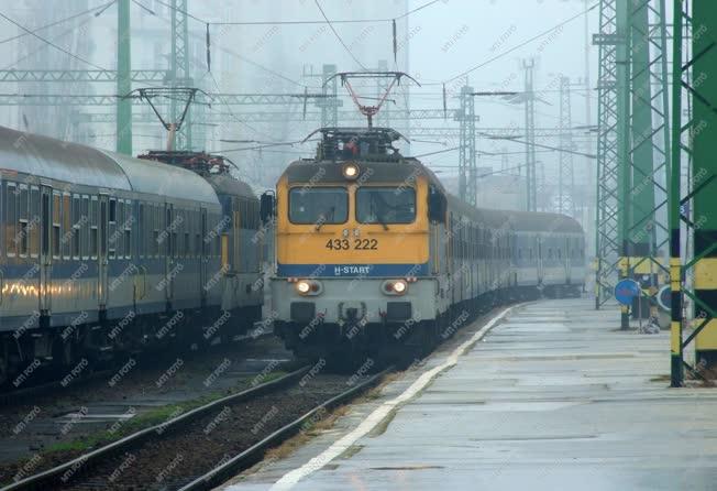 Közlekedés - Budapest - Vonat érkezi a Déli pályaudvarra